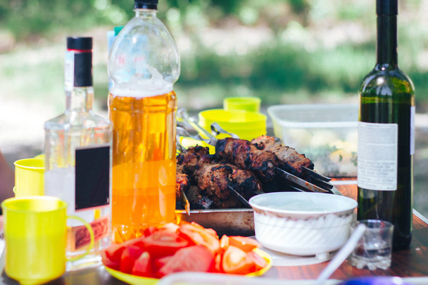 barbecue sur table avec bière à vin nature
 - Photo, image