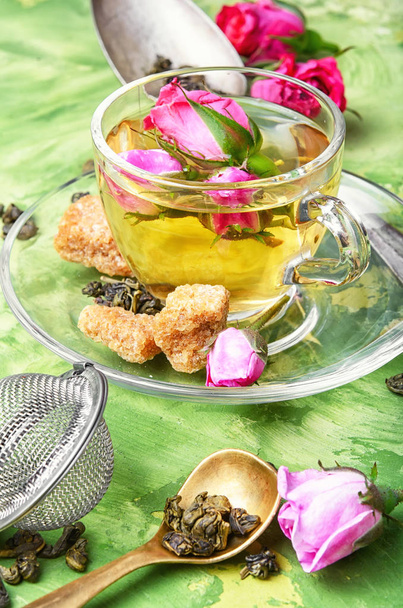 травяной чай с лепестками роз чая
 - Фото, изображение