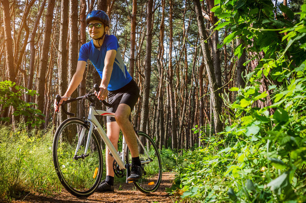 jeune cycliste chevauchant dans la forêt - Photo, image