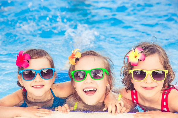 Happy children in swimming pool - Fotoğraf, Görsel