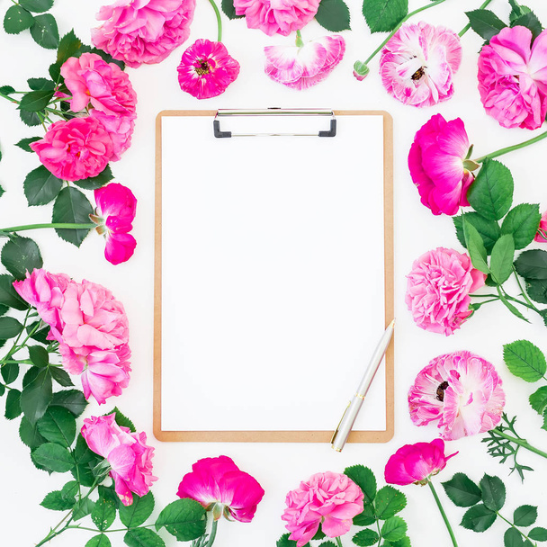 pink flowers and notepad  - Foto, imagen