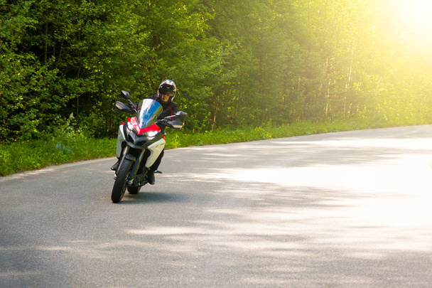 motocykl na venkovské silnici - Fotografie, Obrázek