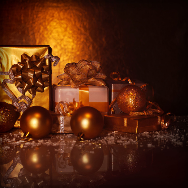Boîtes cadeaux dorées
 - Photo, image