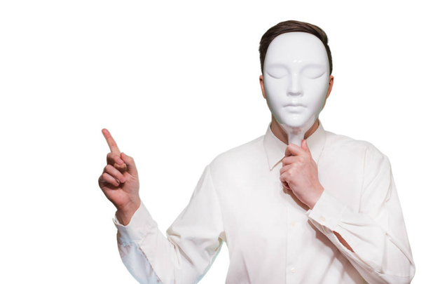 Νεαρός απομονωθεί σε λευκό φόντο σε λευκή μάσκα. Θέση για το κείμενο ή την εικόνα σας - Φωτογραφία, εικόνα