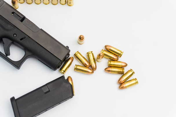 Pistola de 9 mm con bala de metal completo de cobre aislada sobre fondo blanco
 - Foto, imagen