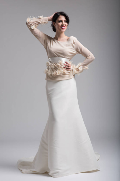 beautiful young woman in wedding dress - Foto, imagen