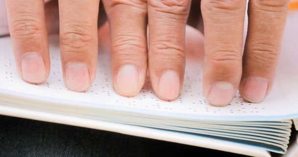 Finger eines Blinden berühren Seite auf Braille-Buch - Foto, Bild