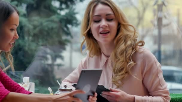 Fiatal szép boldog nők segítségével tabletta, kávézó - Felvétel, videó