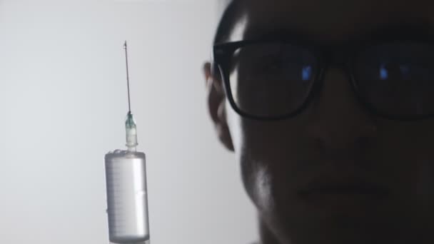 Nahaufnahme Porträt eines Arztes mit einer Spritze. eine Injektion - Filmmaterial, Video