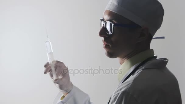 Porträt eines Arztes mit einer Spritze. eine Injektion - Filmmaterial, Video