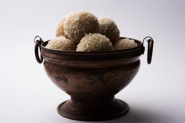 zelfgemaakte kokos Ladoo / Sweet Laddu gemaakt met kokos en melk, selectieve aandacht - Foto, afbeelding