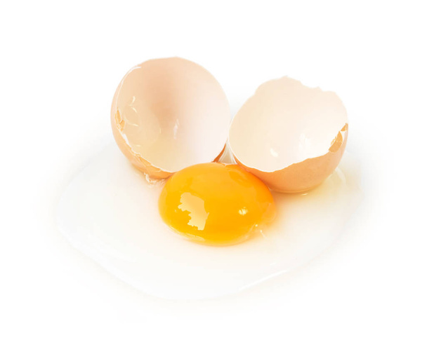 Ovos quebrados isolados em fundo branco com caminho de recorte
 - Foto, Imagem