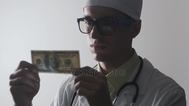 Ο γιατρός φιλιά 100 δολαρίων νομοσχέδιο. Δωροδοκία για έναν ιατρικό εργαζόμενο. Ακριβά φάρμακα. - Πλάνα, βίντεο