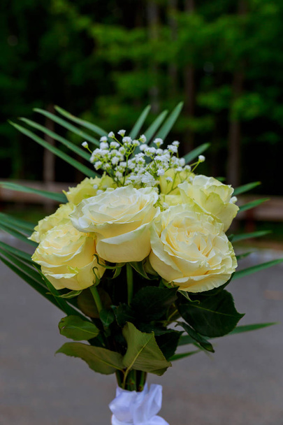 Весільний букет з білих троянд
 - Фото, зображення