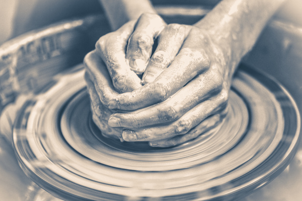 Foto antiga do vintage. Mestre oleiro dobrado em conjunto mãos esculpe um produto de argila
 - Foto, Imagem