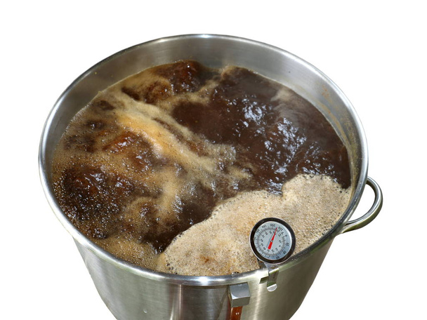 Wort koken voor thuis gebrouwen bruin Ale op witte achtergrond - Foto, afbeelding