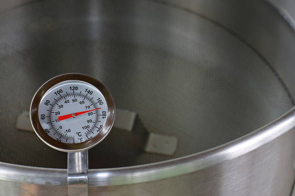 Thermomètre à cadran dans l'eau de chauffage
 - Photo, image