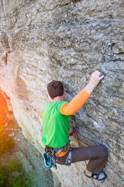 escalador sube a la roca - Foto, imagen