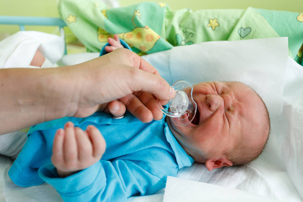 плачущий новорожденный ребенок в больнице
 - Фото, изображение