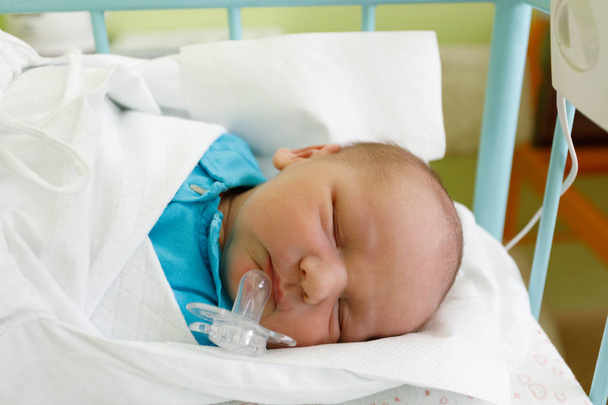 Sairaalassa oleva vastasyntynyt vauva
 - Valokuva, kuva
