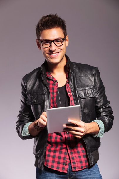 feliz joven hombre casual con la tableta
 - Foto, Imagen