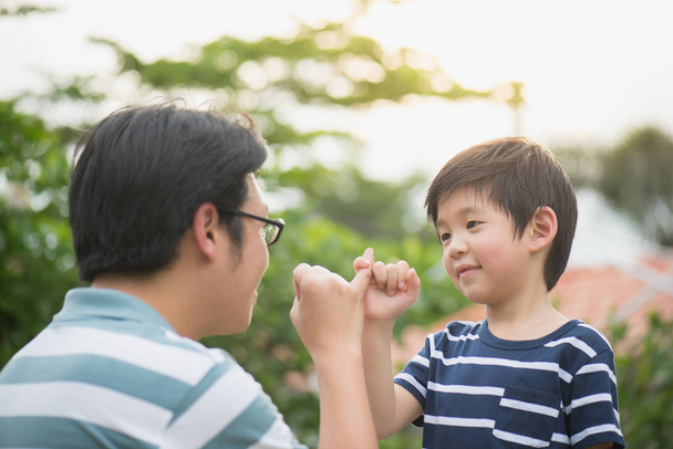 Aziatische vader en zijn zoon een pinkie belofte maken  - Foto, afbeelding