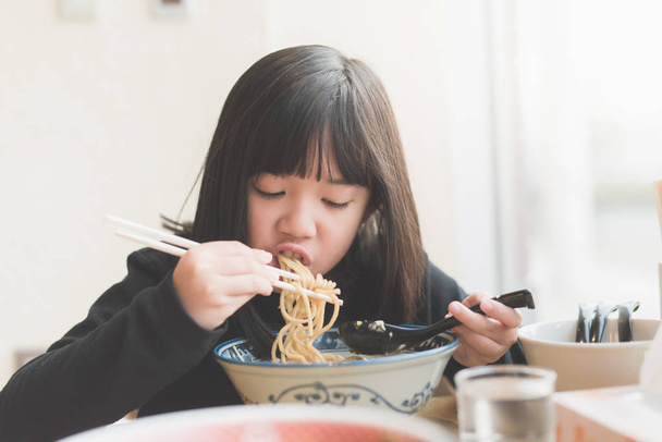 asiatico ragazza mangiare chashu ramen in giapponese ristorante
 - Foto, immagini