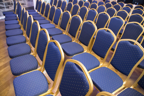 Siniset istuimet tuntemattomassa tapahtumahallissa
 - Valokuva, kuva