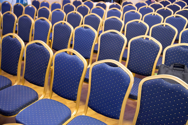 Siniset tyhjät rivit tuntemattomassa tapahtumahallissa
 - Valokuva, kuva