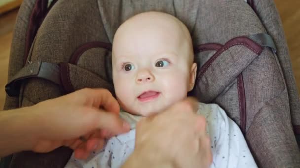 Bebé acostado en un Pram cosquillas por los padres manos
 - Metraje, vídeo