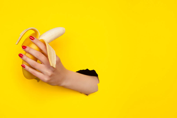 hand with yellow banana - Foto, Imagem