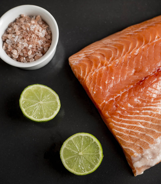 Pesce salato al salmone con lime
 - Foto, immagini