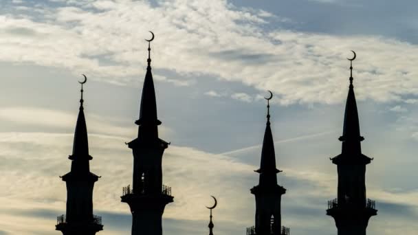 4 つの雲を実行するバック グラウンドのモスクの塔のシルエット。タイムラプス - 映像、動画