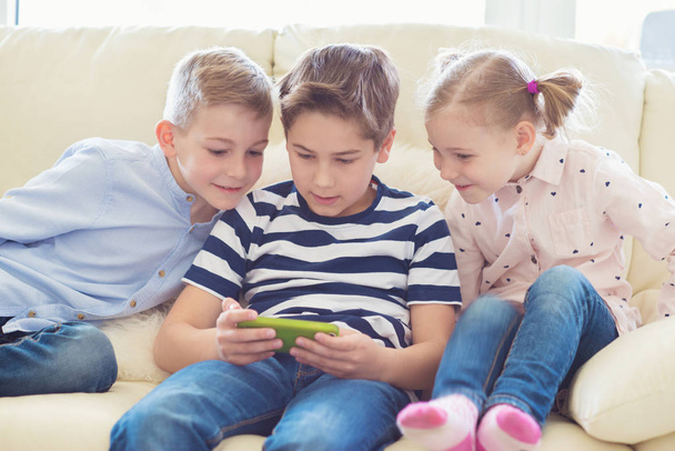 üç küçük çocuk iskambil ile tablet pc - Fotoğraf, Görsel