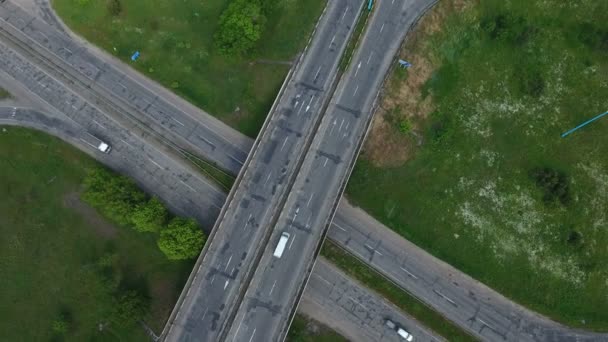 Luchtfoto van een kruispunt platteland met bewegende vrachtwagens in een zonnige dag - Video