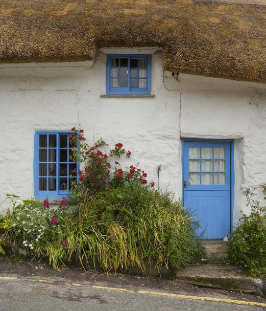 Белоплесый каменный дом с оттаявшей крышей, Каджвис, Корнуолл, Англия
 - Фото, изображение
