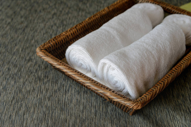 Белые полотенца в плетеной корзине
 - Фото, изображение