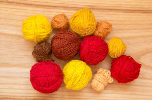 Una hermosa lana bolas en tonos vibrantes y coloridos
 - Foto, Imagen