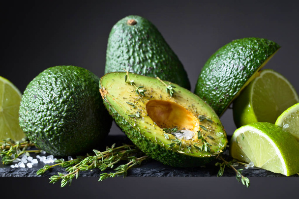 Avocado mit Limette, Thymian und Meersalz  - Foto, Bild