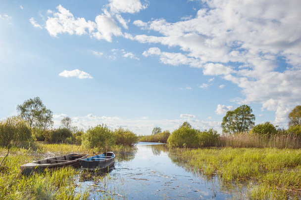 Две лодки в канале у озера Цевло Псковской области
 - Фото, изображение