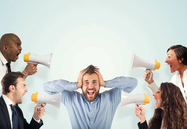 Il concetto di stress con colleghi urlanti
 - Foto, immagini