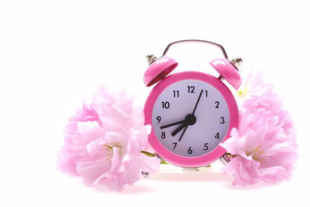 Alarm clock placed in the middle of sakura flowers wreth - Fotografie, Obrázek