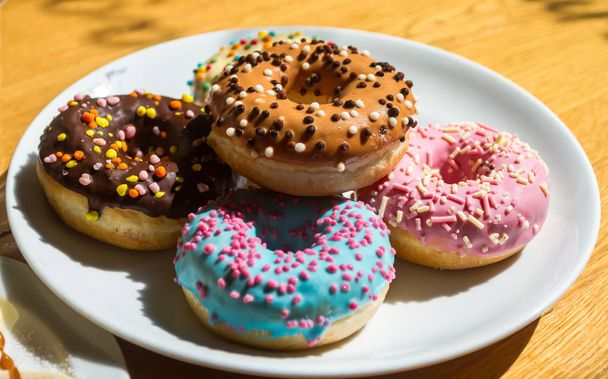 Donuts, diferentes tipos, sabores y colores
 - Foto, imagen