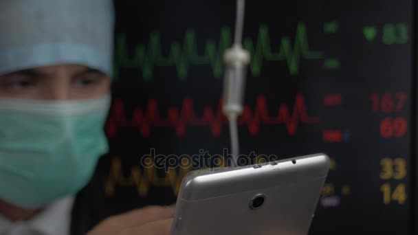 Operating Room Portrait Surgeon Wireless Tablet Foreground - Materiał filmowy, wideo