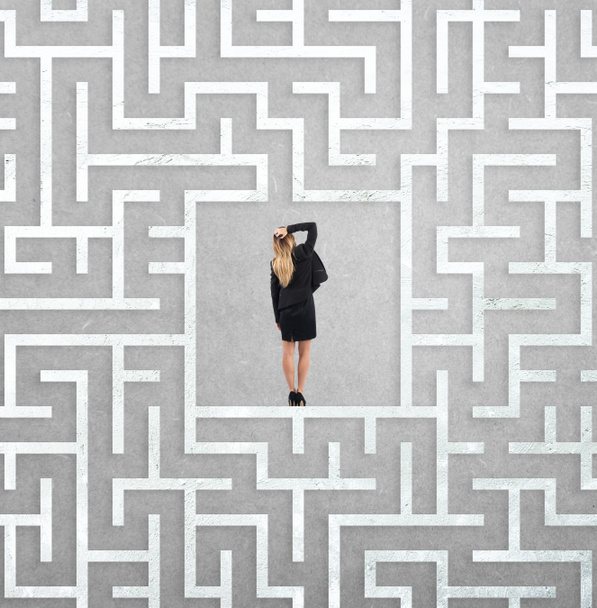Geschäftsfrau im Zentrum eines großen Labyrinths - Foto, Bild