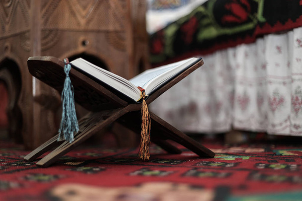 Święty Koran książki muzułmanów, otwartej książki na stoisku z różańca - Zdjęcie, obraz