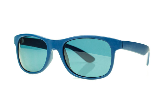 Gafas de sol azules aisladas en blanco
 - Foto, Imagen
