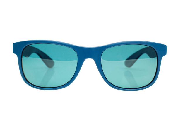 Gafas de sol azules aisladas en blanco
 - Foto, imagen