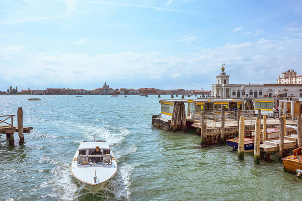 Boats at Grand Canal in Venice. Scenice Italian Lagoon - Foto, imagen