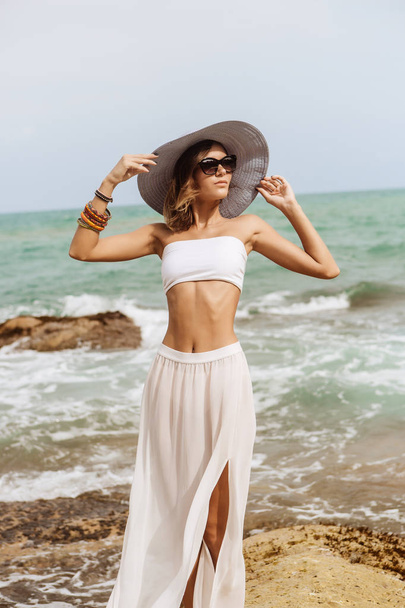 Pretty lady in summer outfit on the beach. - Fotoğraf, Görsel